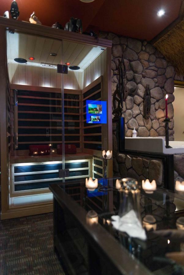 Mariaggi's Theme & Hotel Winnipeg